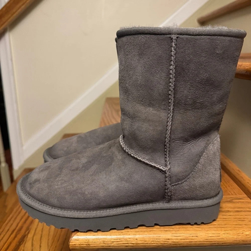 LIKE NEW UGG 🐑 Classic Short II Gray Boots Size 7 - worn once!